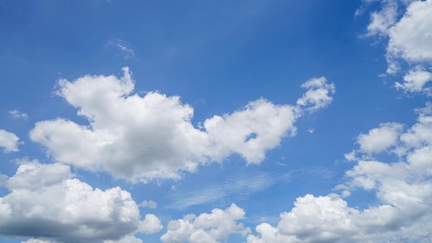 Nuvens brancas flutuando no céu azul para o conceito de planos de fundo