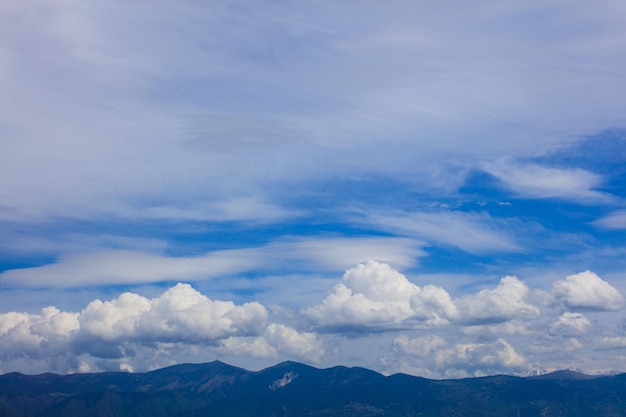 Nuvens brancas flutuando sobre a terra