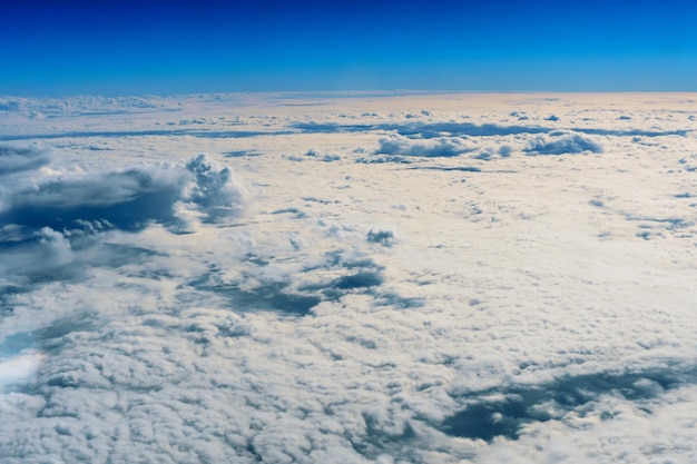 Nuvens brancas fofas e céu azul visto de avião.