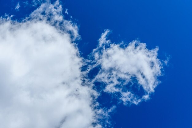 Nuvens brancas fofas em um céu azul profundo