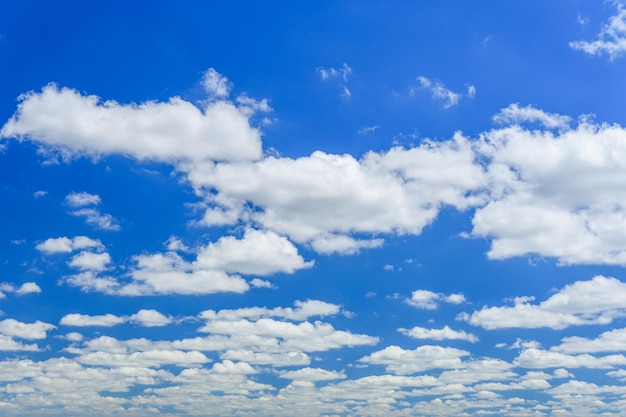 Nuvens brancas fofas em um céu azul profundo