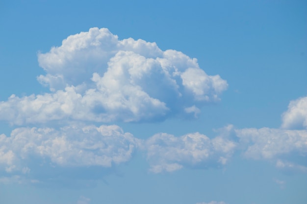 nuvens brancas fofas em um dia ensolarado em um céu azul em um dia de verão