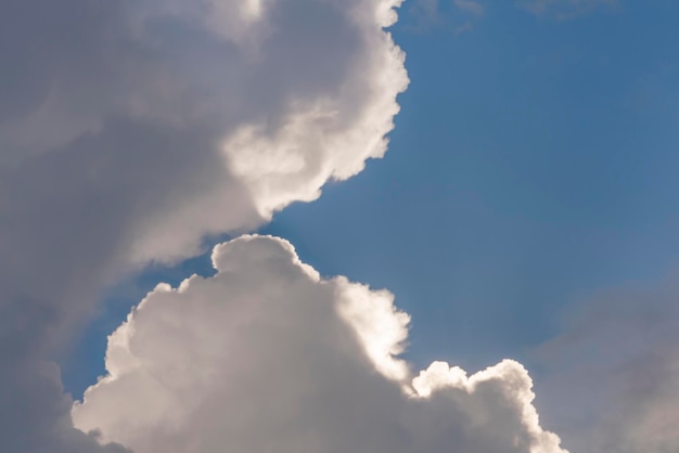 Nuvens brancas fofas em um fundo de céu azul