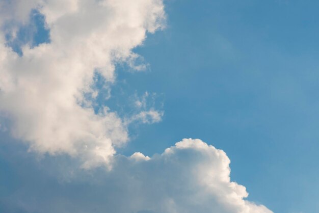 Nuvens brancas fofas em um fundo de céu azul