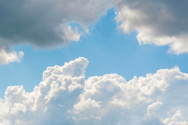 Nuvens brancas fofas em um fundo de céu azul