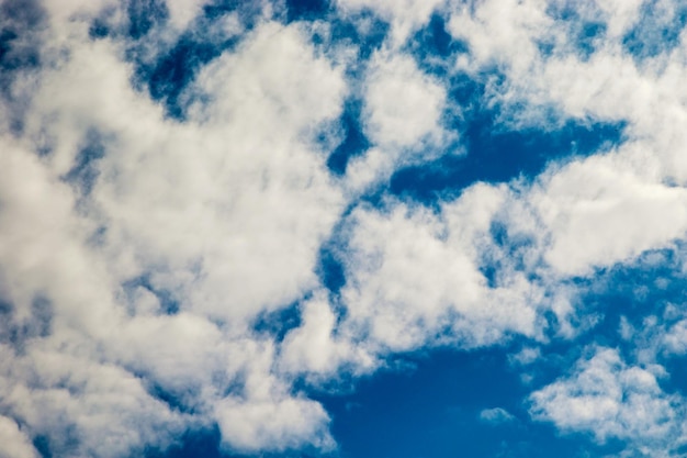 Nuvens brancas fofas flutuando em um céu azul