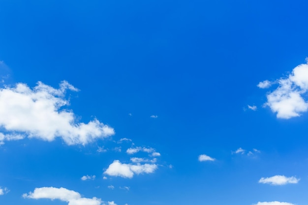 Nuvens brancas fofas no céu azul profundo