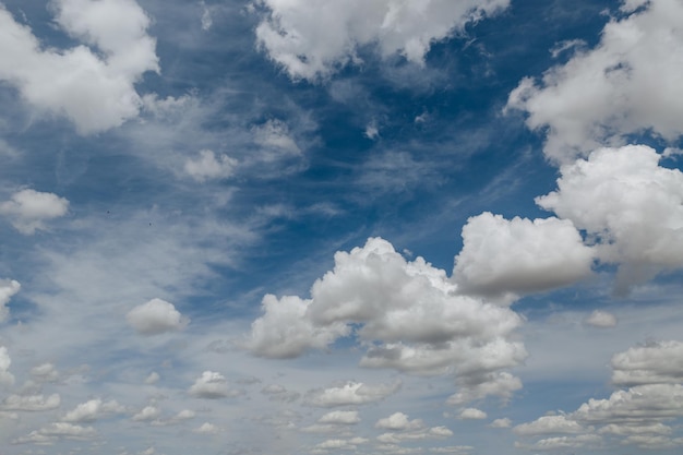 Nuvens brancas fofas no fundo do céu azul das nuvens