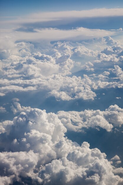 Nuvens brancas fofas, uma vista da janela do avião. Vista do topo