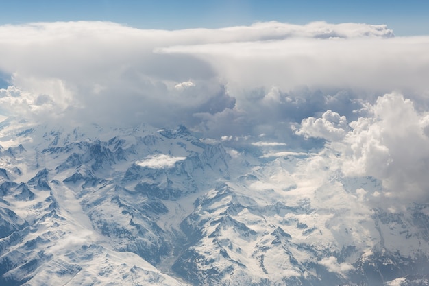 Foto nuvens brancas fofas, vista da janela do avião