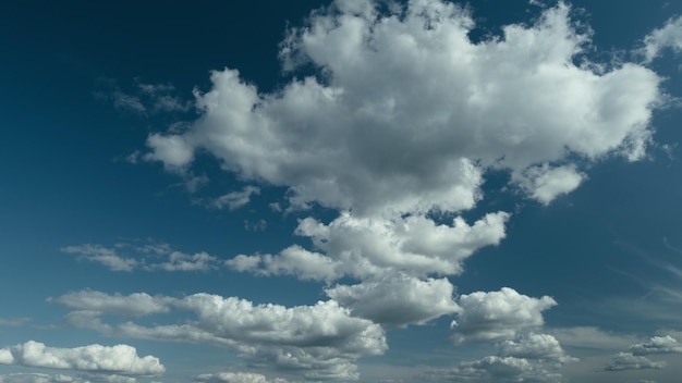 Nuvens brancas inchadas cumulus nuvem cloudscape nuvens brancas e inchadas flutuam lentamente através do azul