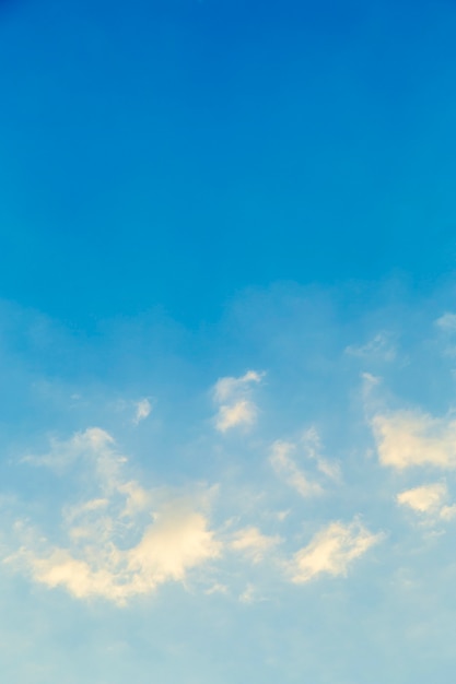 Nuvens brancas na imagem do céu azul