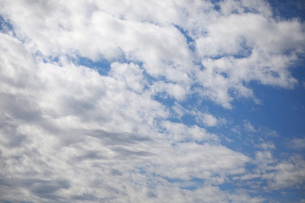 Nuvens brancas no céu azul ao meio-dia de verão