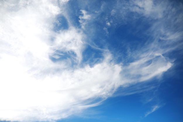 nuvens brancas no céu azul ao meio-dia de verão