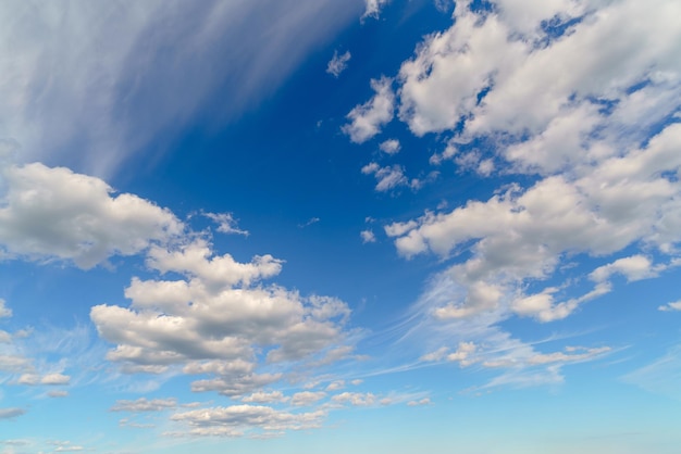 Nuvens brancas no céu azul belo fundo natural