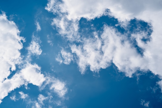 Nuvens brancas no céu azul close-up