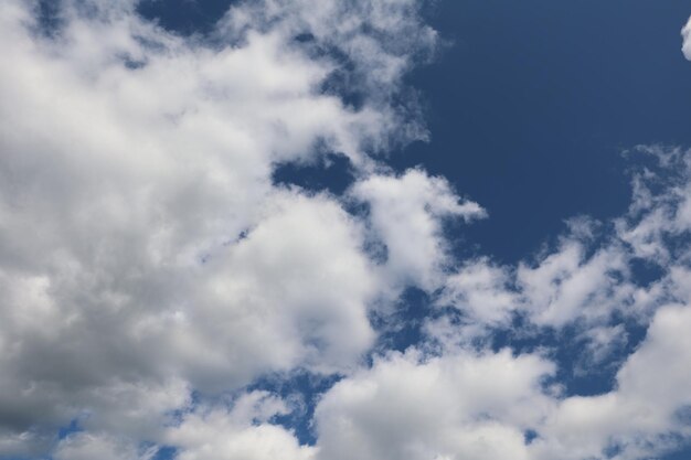 Nuvens brancas no céu azul close-up