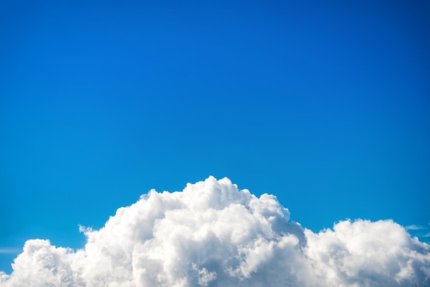 Nuvens brancas no céu azul com vista aérea acima de um plano de fundo do céu azul da natureza