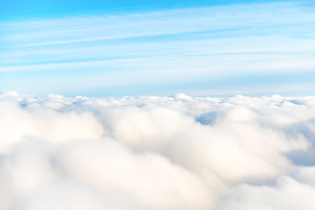 Nuvens brancas no céu azul como pano de fundo da paisagem de nuvens