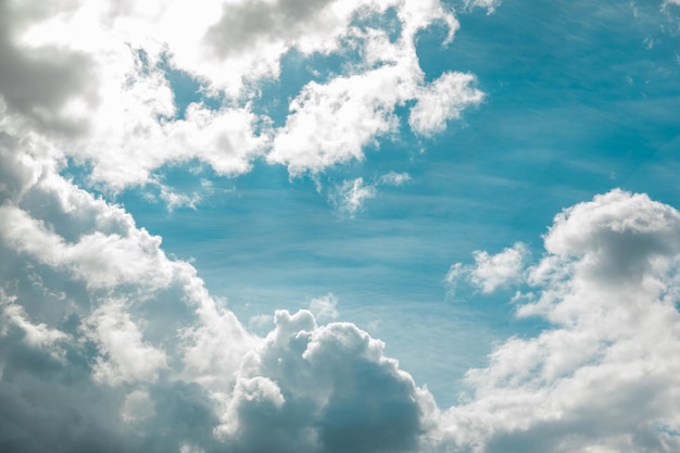 Nuvens brancas no céu azul copiam o espaço