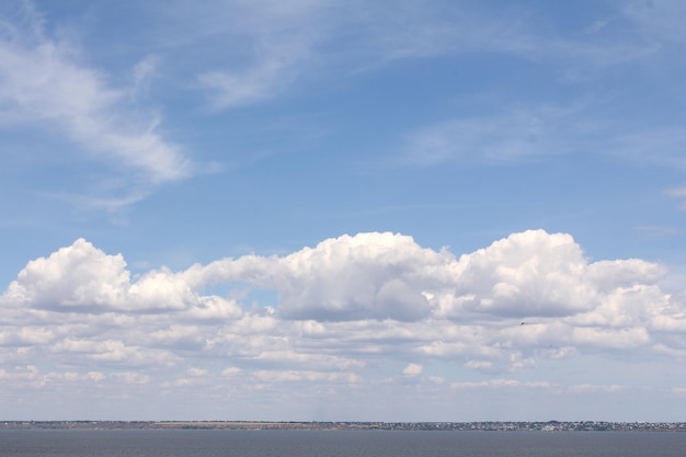 Nuvens brancas no céu azul da cidade de BelgorodDniester