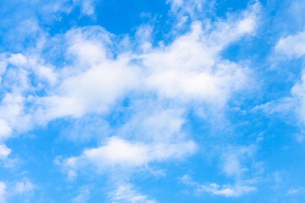 Nuvens brancas no céu azul da noite no verão