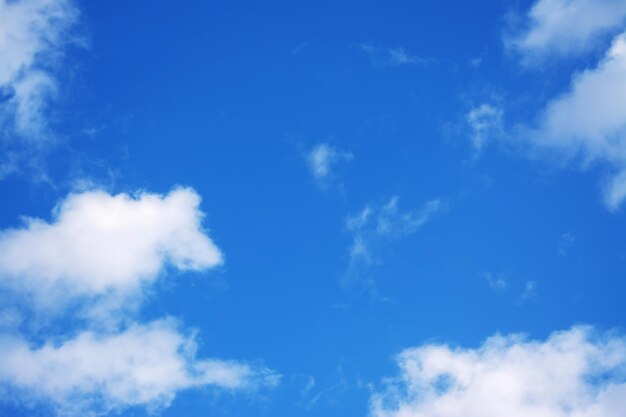 Nuvens brancas no céu azul Filmado na Sardenha Itália