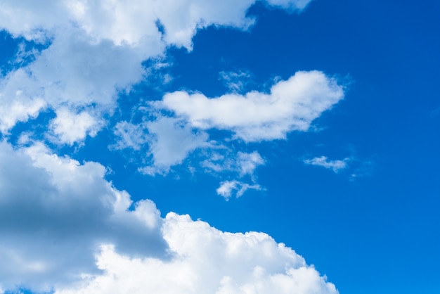 Nuvens brancas no céu azul, fundo