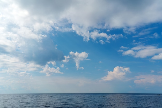 Nuvens brancas no céu azul sobre o lago