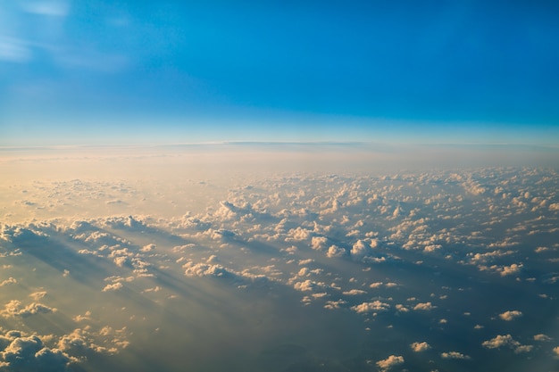 Nuvens brancas no céu azul visto da janela do avião.