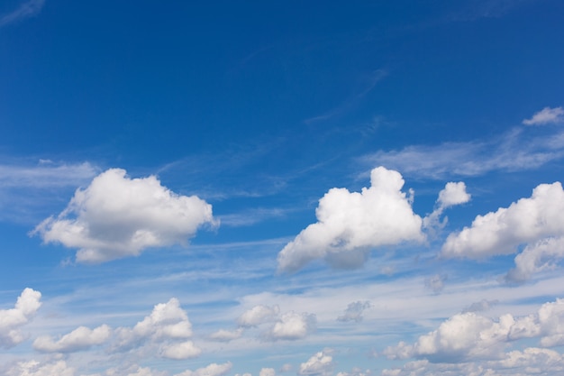 Nuvens brancas no céu azul