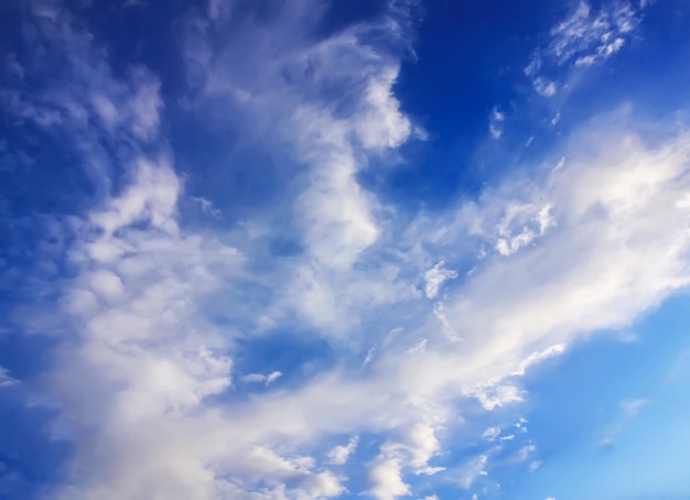 nuvens brancas no céu azul