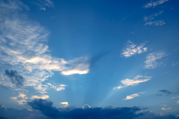 Nuvens brancas no céu azul