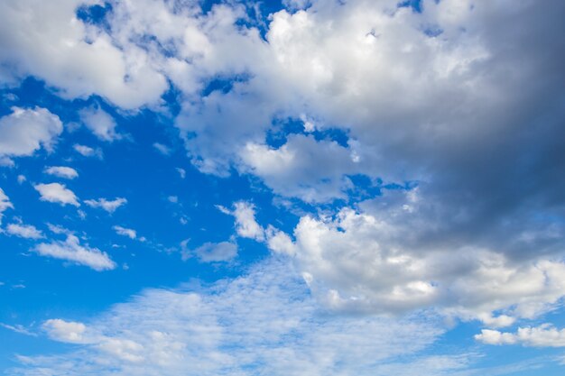 nuvens brancas no céu azul