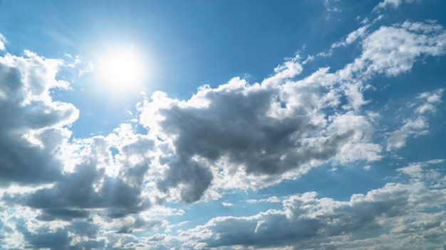 Nuvens brancas no céu azul