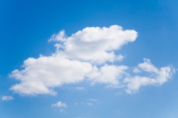 Nuvens brancas no céu azul