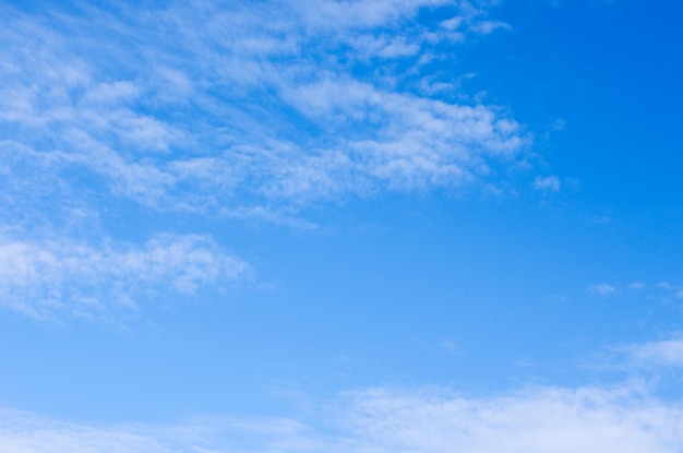 nuvens brancas no céu azul