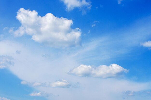 nuvens brancas no céu azul