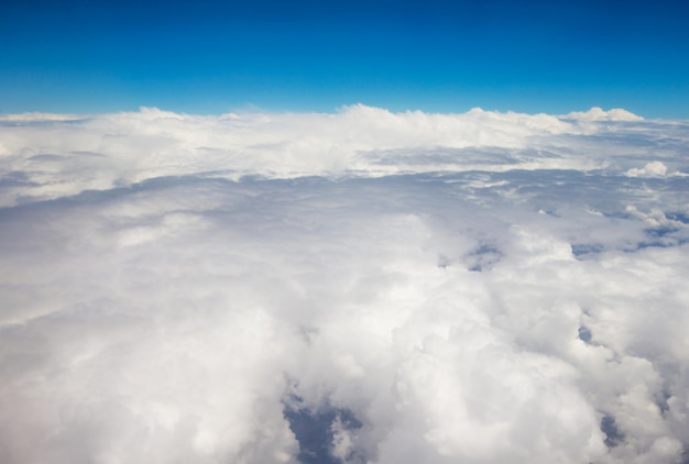 Nuvens brancas no céu azul