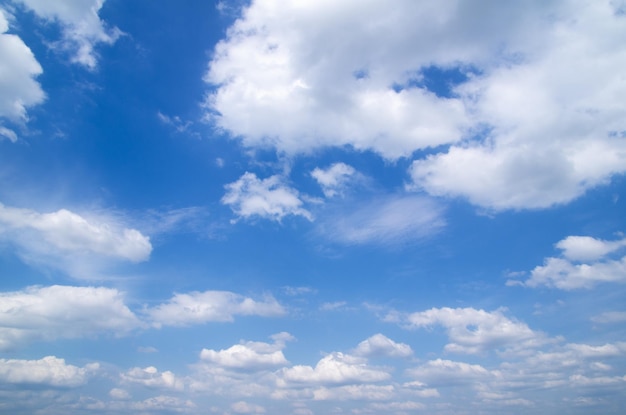 nuvens brancas no céu azul