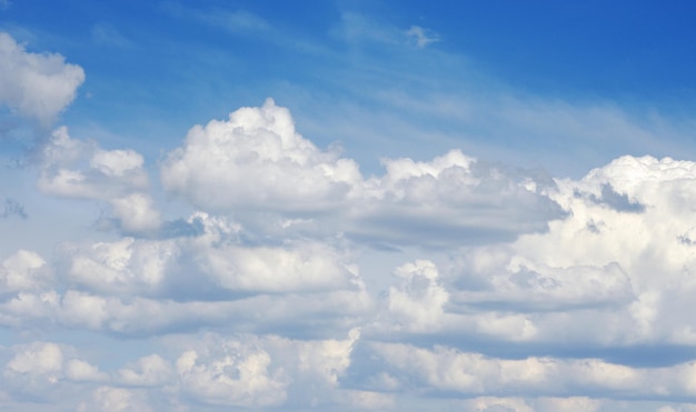 Nuvens brancas no céu azul