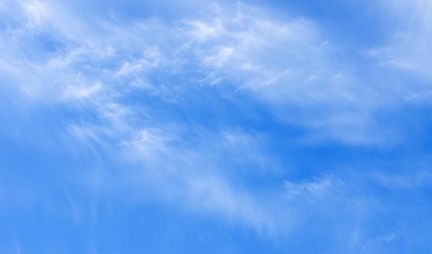 nuvens brancas no céu azul