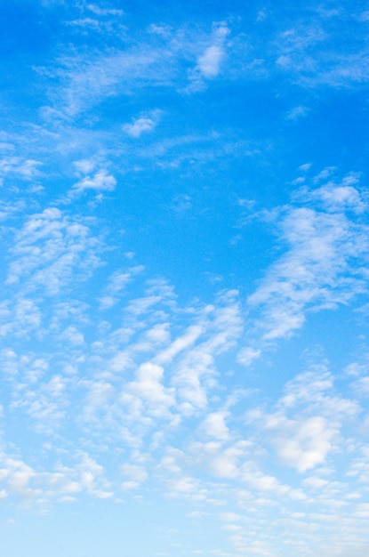 nuvens brancas no céu azul