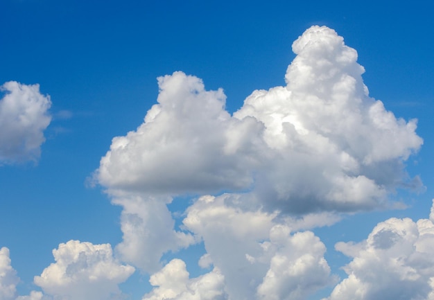 Nuvens brancas no céu azul