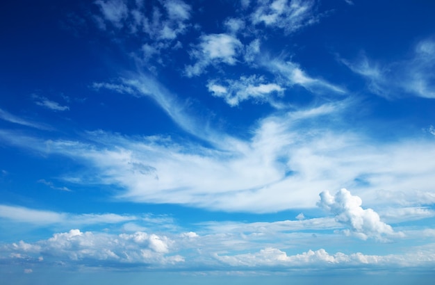 nuvens brancas no céu azul