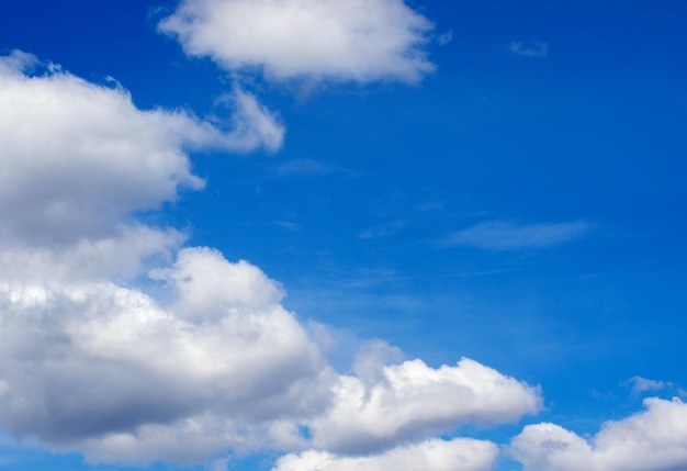 Nuvens brancas no céu azul