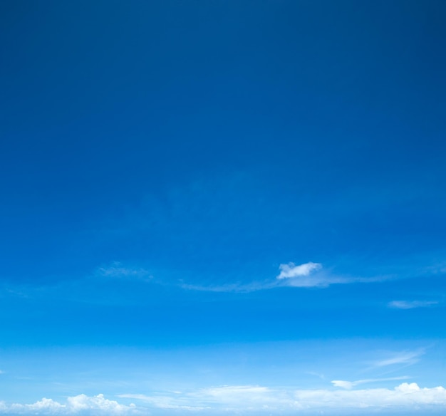 Nuvens brancas no céu azul