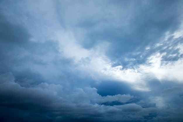 Nuvens brancas no céu azul