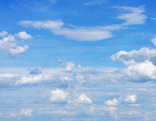 nuvens brancas no céu azul