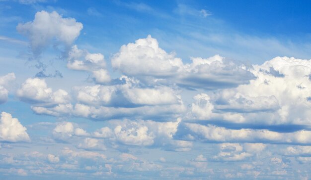 nuvens brancas no céu azul